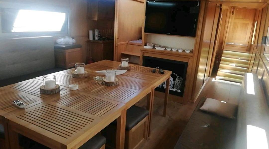 Botel Free Boat *