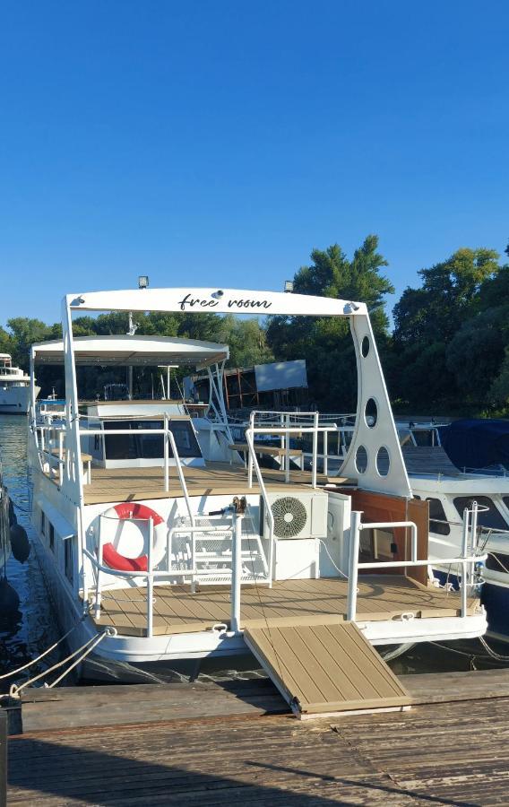 Botel Free Boat *