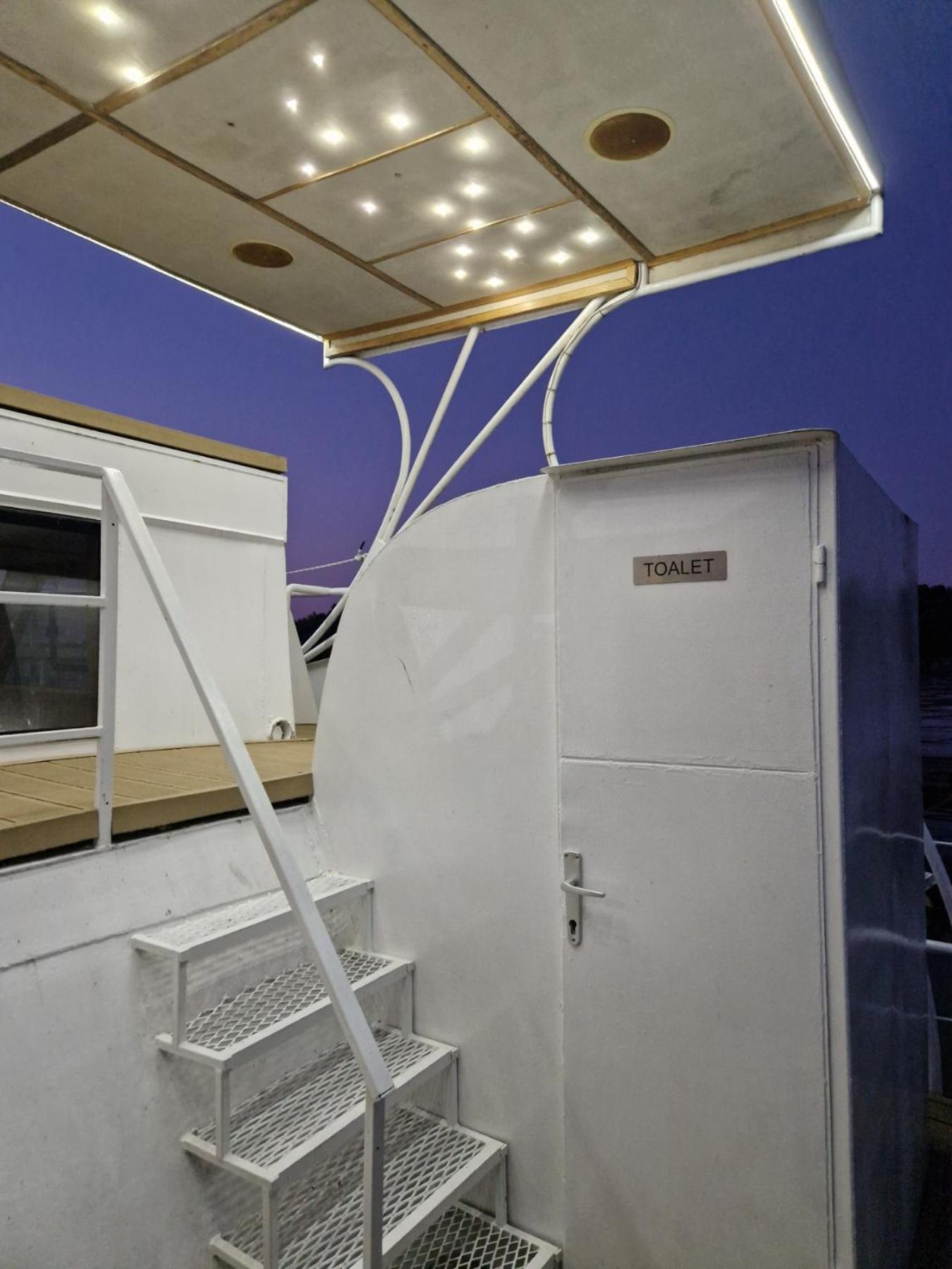 Free Boat Botel *